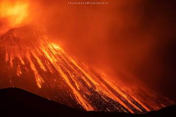 The flanks of the SE crater are covered by large lava bombs rolling and sliding down the slopes. (Photo: FrancescoTomarchio)