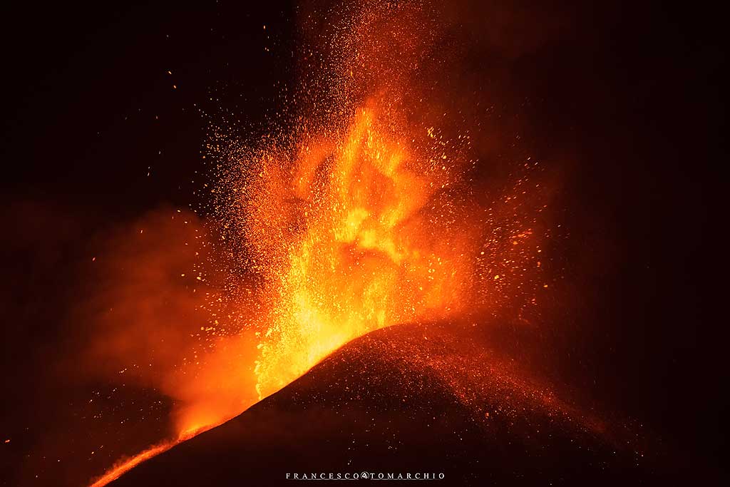 Beginning of the violent lava fountaing phase late at night. (Photo: FrancescoTomarchio)