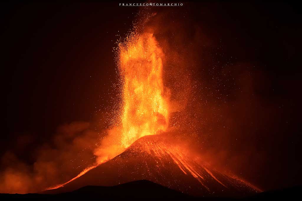 Sustained lava fountains reaching several hundred meters in height after midnight. (Photo: FrancescoTomarchio)