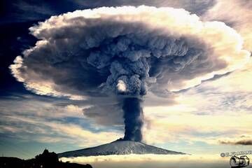 Le paroxysme de l'Etna depuis le cratère Voragine le 4 décembre 2015, vu de Cesarò (Photo: Giuseppe Famiani)