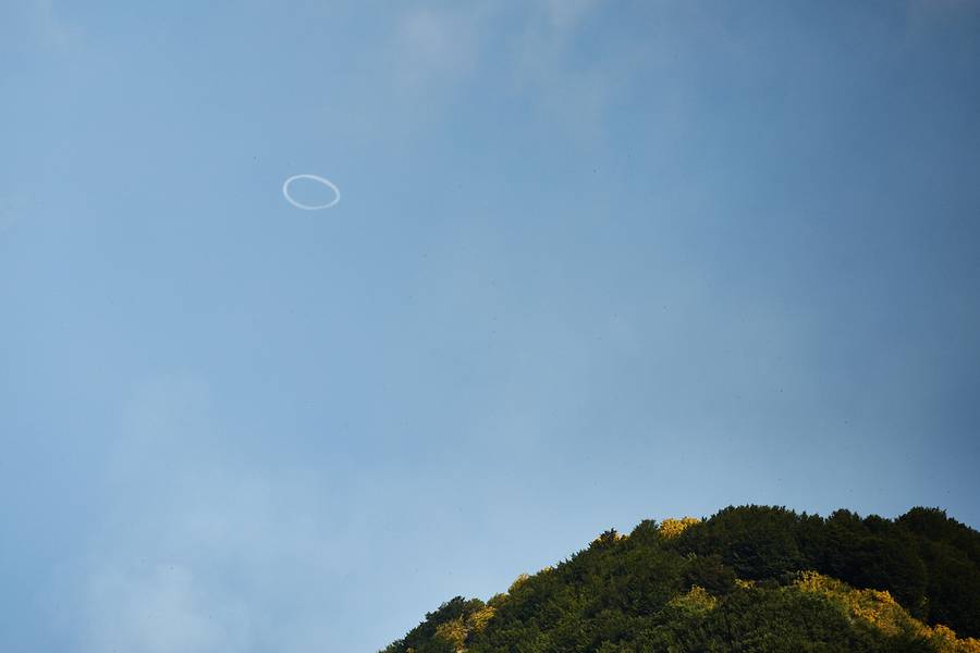 Ätna, 1. August 2014 – Ein Ring aus vulkanischem Gas, der aus dem Bruch am östlichen Fuß des Nordostkraters ausgestoßen wird (Photo: Giuseppe Graziano Barone)