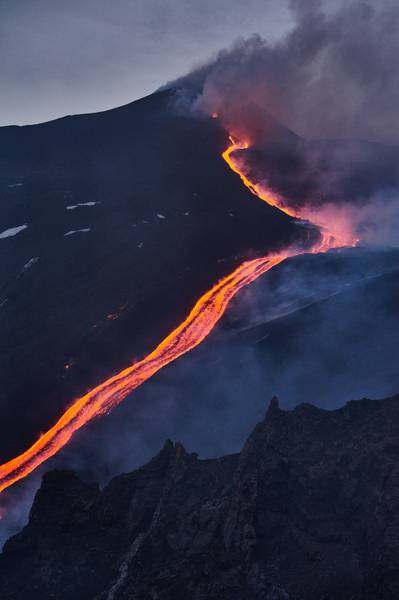 Ätna, 15. Mai 2015 – Lavaemission aus einer tiefliegenden Eruptionsspalte an der Nordostseite des NSEC (Photo: Giuseppe Graziano Barone)