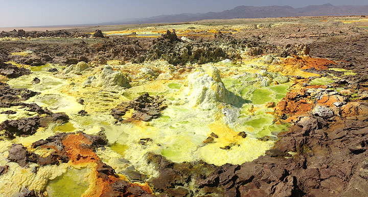 What was dry desert land from which videos where made of Dallol´s active areas about 2 weeks ago has now transformed into a new zone of highly active hydrothermal activity, with miniature geysirs, salt springs and colourful deposits. (Photo: Hans and Jooske)