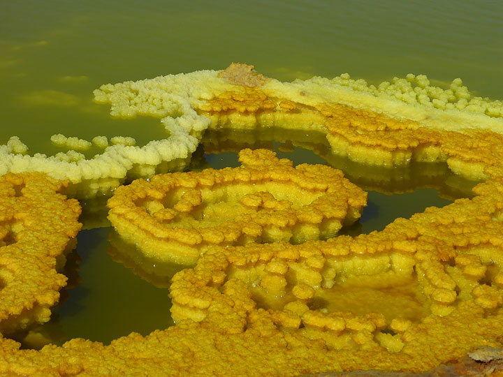 Yellow and white ´salt cakes´ amidst a darker green acid pond. (Photo: Hans and Jooske)