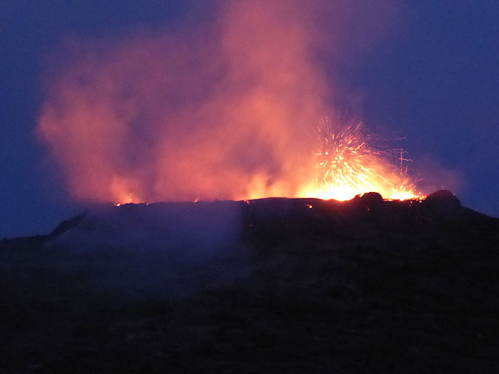 The strong glow of the boiling hot lava quickly becomes more visible after sunset, turning the explosions at the surface of the lava lake into a fireworks display (Photo: Hans and Jooske)