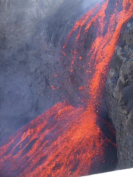 Lava fall (Eyjafjallajökull volcano April 2010) (Photo: Henk Bisschop)