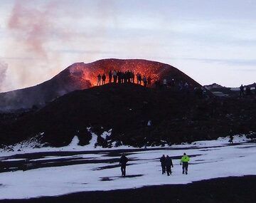 Menschen beobachten den ersten Spalt am Fimmvörðuháls (Vulkan Eyjafjallajökull, April 2010) (Photo: Henk Bisschop)