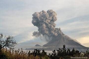 Explosion from Colima volcano on 25 Nov 2015 (Photo: Hernando Rivera)