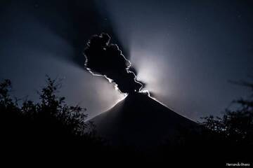 Ash plume from Colima with full moon behind (Photo: Hernando Rivera)
