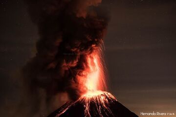 Vulcanian explosion at Colima volcano (Mexico) 17 Dec 2016, 9pm (Photo: Hernando Rivera)
