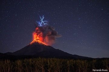 Vulcanian eruption at Colima volcano with lightning on 26 Jan 2017 (Photo: Hernando Rivera)