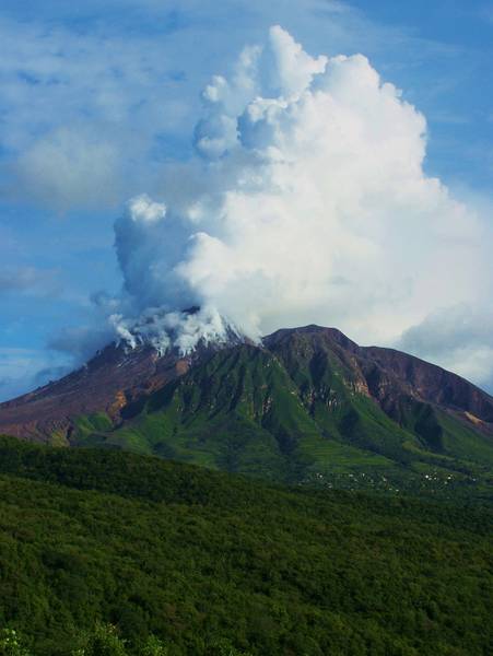 Vulkan Soufrière Hills, Montserrat. Dampfende Kuppel nach längerem Starkregen. (Photo: IanMounteney)