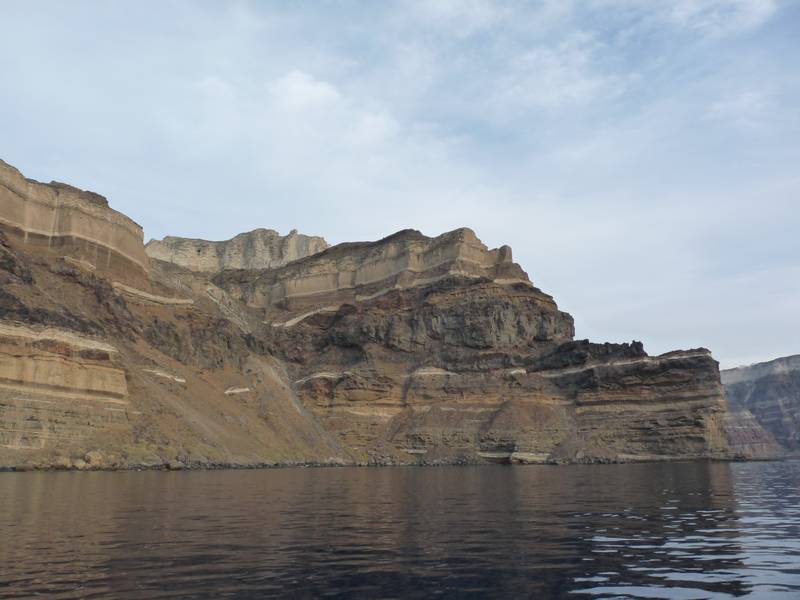 Bänder vulkanischer Ablagerungen markieren die steilen Klippen der Caldera, Thira, Santorini, Oktober 2012 (Photo: Ingrid)