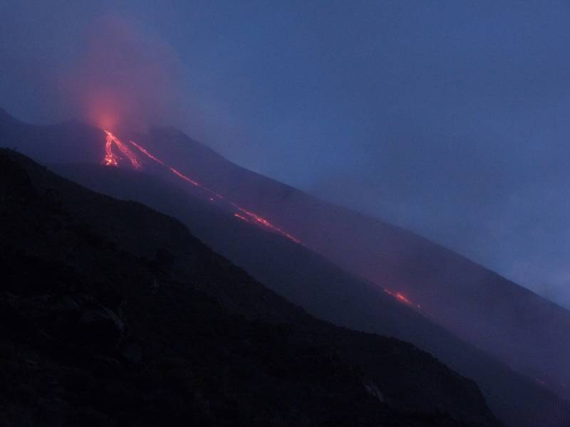 Lava fließt am 14. Januar 2013 in Stromboli die Sciara del Fuoco hinunter (Photo: Ingrid)