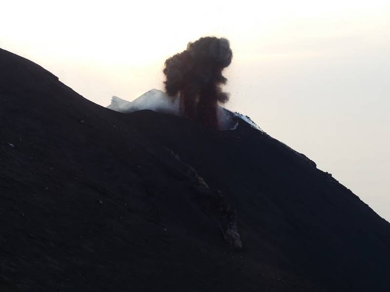 Ausbruch aus dem nordöstlichen Krater von Stromboli (20. Okt. 2018) (Photo: Ingrid)