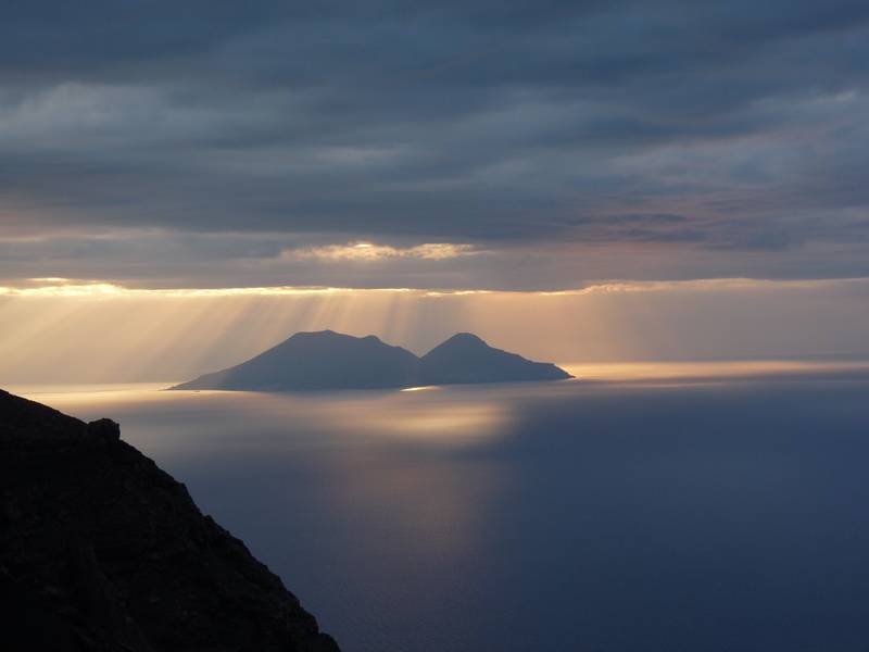 Rays of evening sunlight iluminating the volcanic island of Salina; picture taken from Stromboli's viewpoint Pizzo, 2nd January 2013 (Photo: Ingrid)