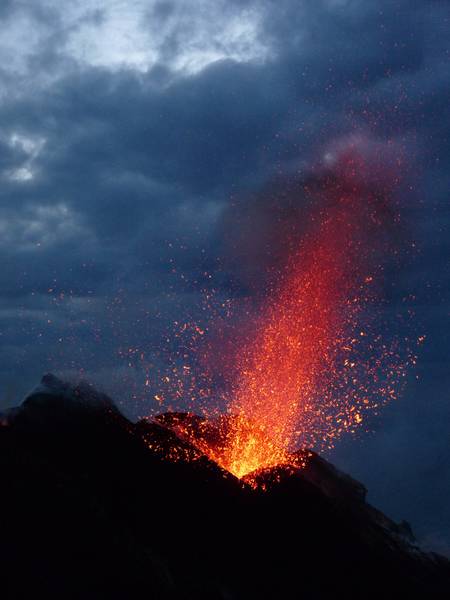 Große Gasblase in der hochstehenden Lava des nordöstlichen Schlots, die explodiert und eine kleine graue Aschewolke ausstößt (Oberseite der Lavaspritzer) – Stromboli, 2. Januar 2013 (Photo: Ingrid)