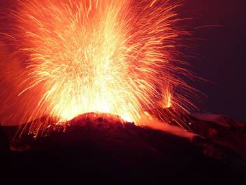 Große Explosion aus dem nordöstlichen Schlot von Stromboli mit im Hintergrund (rechts) andauernden Spritzern aus dem nordöstlichen Hornito. 8. Januar 2013. (Photo: Ingrid)