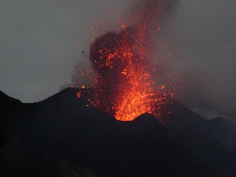 Explosion mit Emission einer grauen Aschewolke aus dem nordöstlichen Schlot von Stromboli, 13. Januar 2013. (Photo: Ingrid)