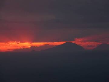 Sunset with the silhouette of the Eolina islands Alicudi and Filicudi, viewed from the 400m viewpoint along the Sciara del Fuocco, 13 January 2013 (Photo: Ingrid)