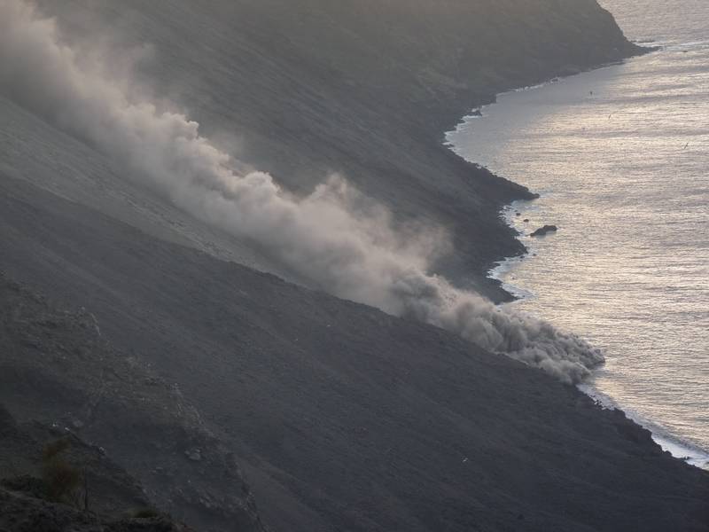 Sehr kleiner pyroklastischer Strom, der die Sciara del Fuoco hinunter ins Meer rollt, 14. Januar 2013 (Photo: Ingrid)