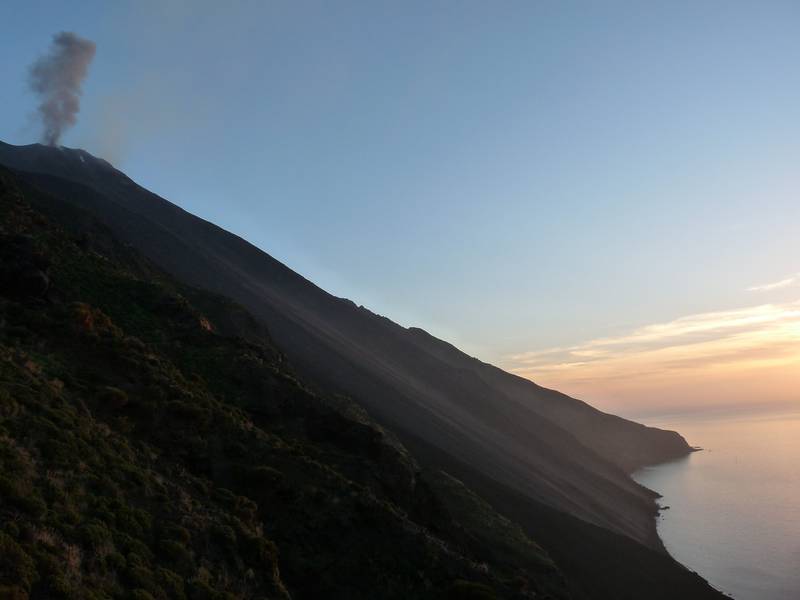 Aschewolke einer Explosion steigt über der Sciara del Fuoco auf, Stromboli, Italiens Vulkane: Die große Tour, Oktober 2013 (Photo: Ingrid)