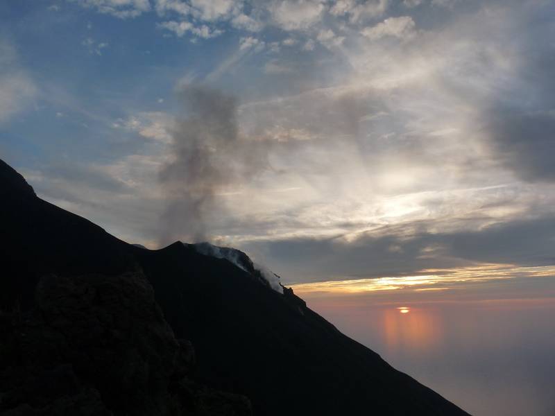 Aschewolke einer kleinen explosiven Eruption und untergehende Sonne, Stromboli, 24. Oktober 2013 (Photo: Ingrid)