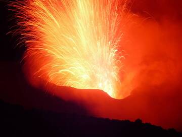 Explosiver Ausbruch aus einem der aktiven Krater von Stromboli, 24. Oktober 2013 (Photo: Ingrid)