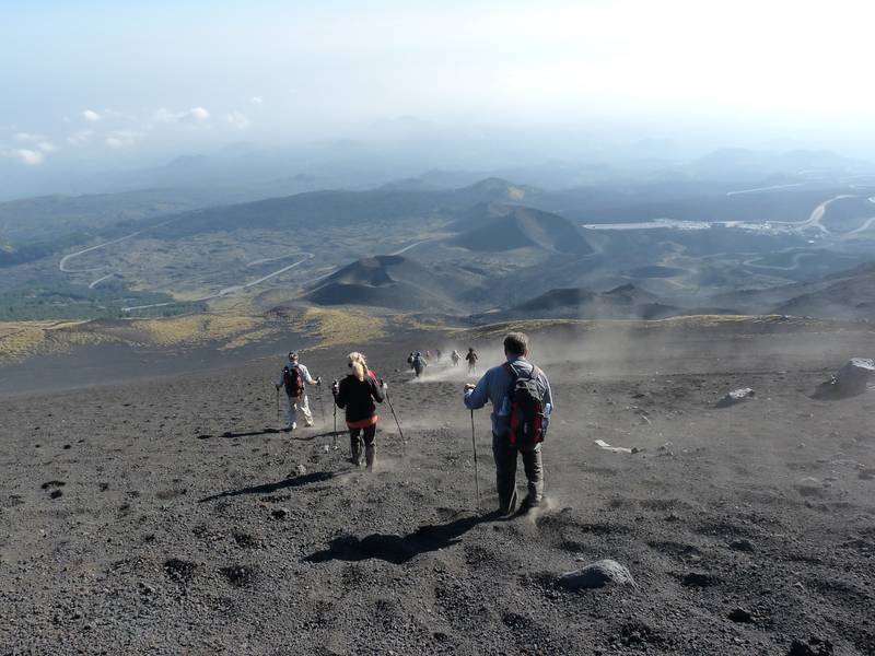 Spaziergang über den Gipfelbereich des Ätna mit Blick auf die Schlackenkegel an den unteren Flanken des Vulkans. Italiens Vulkane: Die große Tour, Oktober 2013 (Photo: Ingrid)