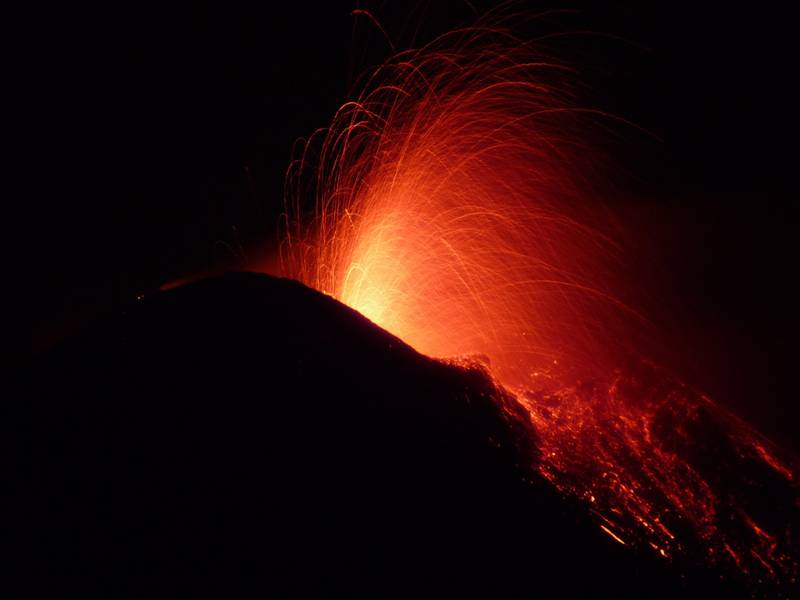 Strombolianischer Ausbruch aus dem neuen südöstlichen Krater des Ätna, 10. November 2013 (Photo: Ingrid)