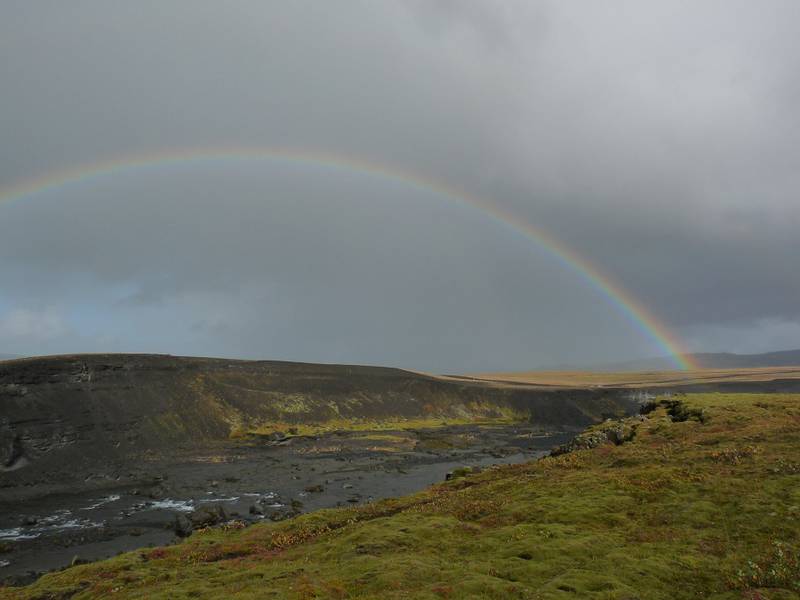 Regenbogen über einem in ältere Lavaströme gehauenen Flusstal in der Nähe von Hrauneyjalón, der Südgrenze des isländischen Hochlandes (12. September 2014) (Photo: Ingrid)