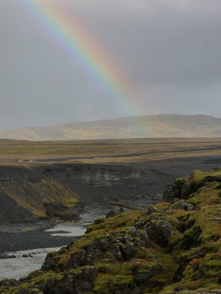 Regenbogen über einem in ältere Lavaströme gehauenen Flusstal in der Nähe von Hrauneyjalón, der Südgrenze des isländischen Hochlandes (12. September 2014) (Photo: Ingrid)