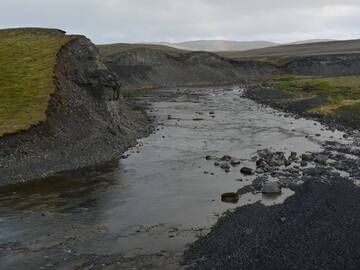 Der Fluss hat sich einen Weg durch das Lavafeld gebahnt und dabei verschiedene basaltische Lavaströme am Flussufer freigelegt. In der Nähe von Hrauneyjalón, südliche Grenze des isländischen Hochlandes – 12. September 2014. (Photo: Ingrid)