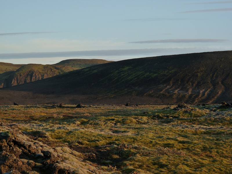 Herbstabendsonne beleuchtet eine Landschaft aus Lavafeldern und vulkanischen Hügeln und Bergrücken. In der Nähe von Hrauneyjalón, südliche Grenze des isländischen Hochlandes – 13. September 2014. (Photo: Ingrid)