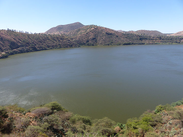 JOUR 1 : L'un des nombreux lacs de cratère (remplis d'eau hydrothermale et de pluie) le long du chemin d'Addis-Abeba vers le parc national d'Awash... (Photo: Ingrid)