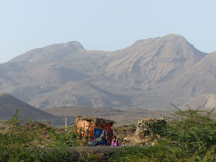 JOUR 1 : Maison typique Afar avec le volcan Fantale en arrière-plan, sur la route d'Addis Abeba vers le parc national d'Awash. (Photo: Ingrid)
