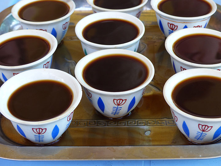 TAG 2: Vom Awash NP nach Logia – äthiopischer Kaffee nach dem Mittagessen (Photo: Ingrid)