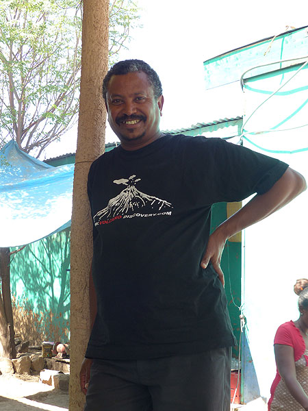 TAG 2: Vom Awash NP nach Logia – unser ausgezeichneter äthiopischer Reiseleiter und Geologe Enku! (Photo: Ingrid)