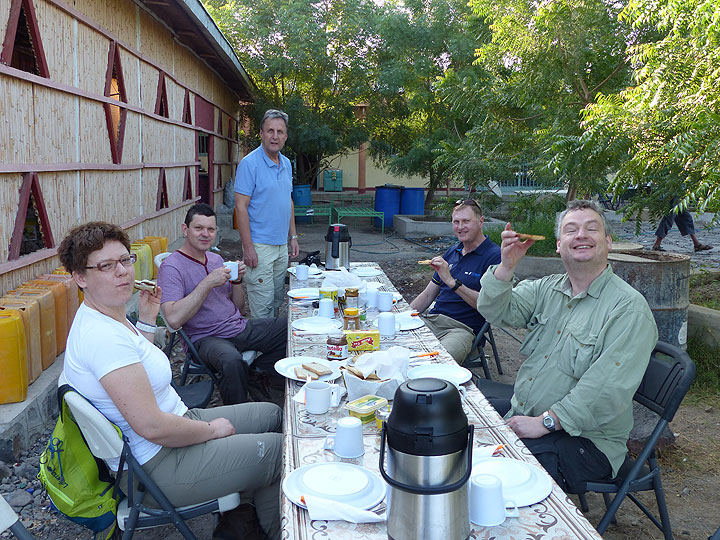 TAG 3: Von Logia zum Afrera-Salzsee – erstes Camping-Frühstück, zubereitet von unserem Expeditionskoch! (Photo: Ingrid)