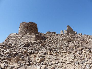De Logia au lac salé d'Afrera - ruines d'un camp de base datant de la brève occupation italienne (construit en 1935, détruit par un tremblement de terre de magnitude 7,6 en 1941) (Photo: Ingrid)