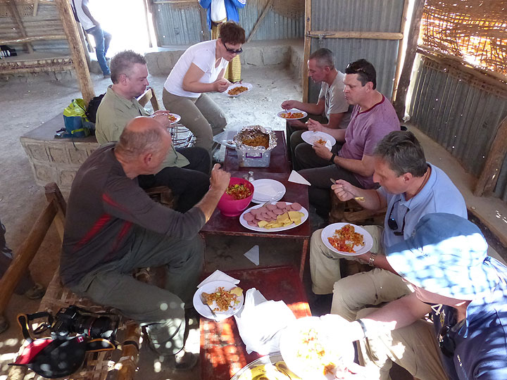 DAY 3: From Logia to Afrera salt lake - Lunch in the small Afar town of ´´Sixty´´ (60 km down the road from the junction at the main road into Djibouti) (Photo: Ingrid)
