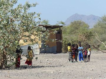 JOUR 3 : De Logia au lac salé d'Afrera - Groupe d'enfants Afar curieux des voyageurs pâles faisant un premier arrêt toilettes entièrement naturel et extérieur (Photo: Ingrid)