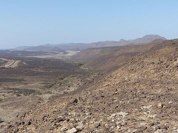 JOUR 3 : De Logia au lac salé d'Afrera - paysage désertique avec coulées de lave, chaînes de montagnes volcaniques et oasis étroites le long de quelques rivières éphémères (Photo: Ingrid)