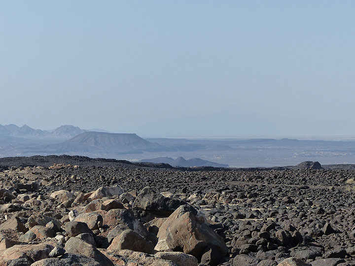 JOUR 3 : De Logia au lac salé d'Afrera - paysage désertique proche du niveau de la mer avec coulées de lave et chaînes de montagnes volcaniques (Photo: Ingrid)