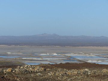 DAY 3: From Logia to Afrera salt lake - partial view onto the Afrera salt lake and the modern mining basins (Photo: Ingrid)