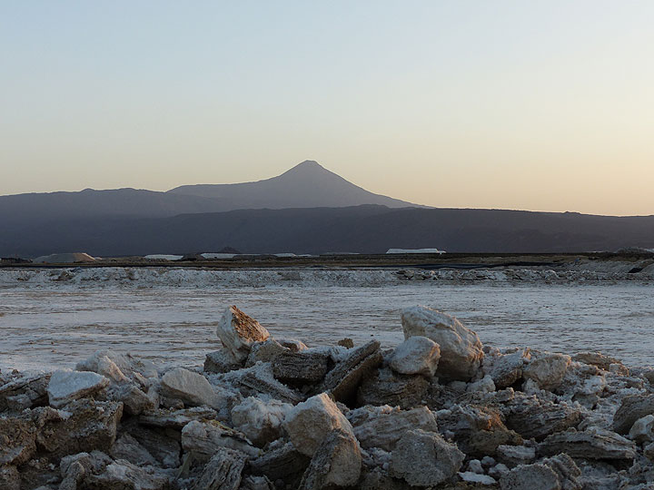 DAY 3: From Logia to Afrera salt lake - salt mining basin at dusk (Photo: Ingrid)