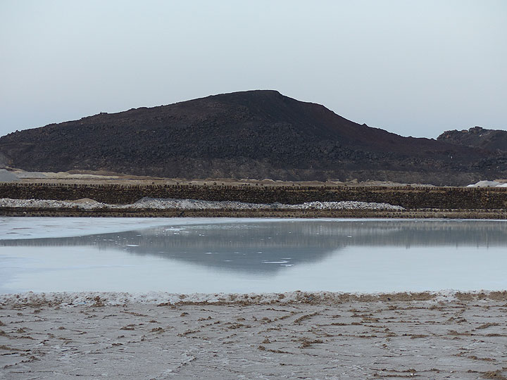 JOUR 3 : De Logia au lac salé d'Afrera - montagne volcanique se reflétant dans un bassin minier de sel au crépuscule (Photo: Ingrid)