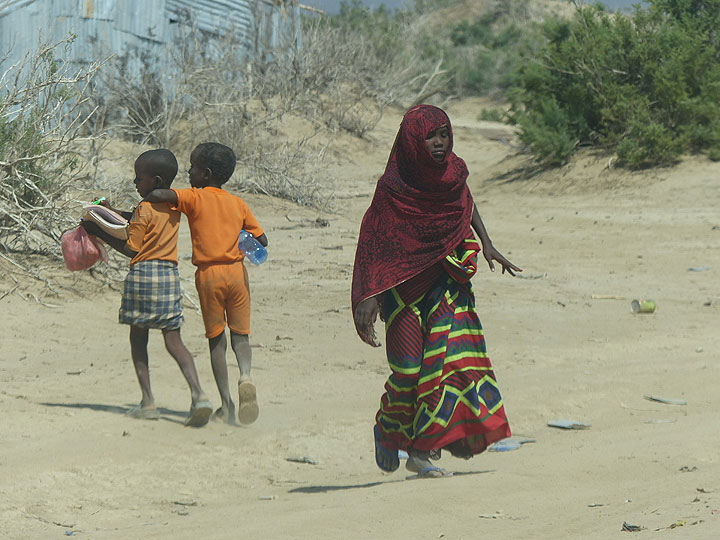 JOUR 4 : D'Afrera à Dodom (camp de base d'Erta Ale) - enfants dans la dernière grande ville Afar avant le camp de base d'Erta Ale (Photo: Ingrid)
