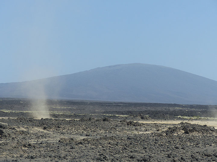 JOUR 4 : D'Afrera à Dodom (camp de base d'Erta Ale) - le trajet tout-terrain nous emmène d'un désert poussiéreux à un désert de gravier rempli de coulées de lave sombres - des diables de poussière apparaissent fréquemment dans le paysage (Photo: Ingrid)