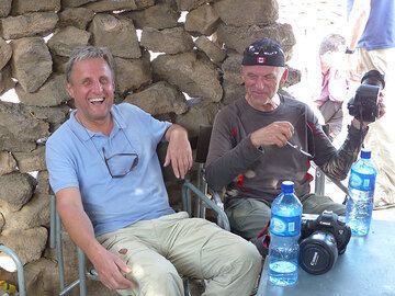 JOUR 4 : D'Afrera à Dodom (camp de base d'Erta Ale) - Pause café et beaucoup de sourires d'attente au camp de base - bientôt sur Erta Ale maintenant ! (Photo: Ingrid)
